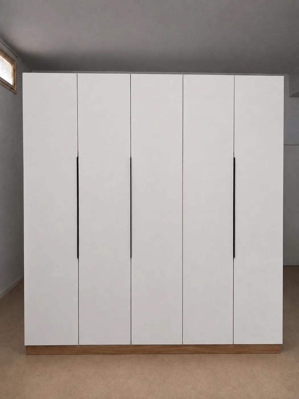 Dressing blanc sur mesure à cinq portes avec poignées noires