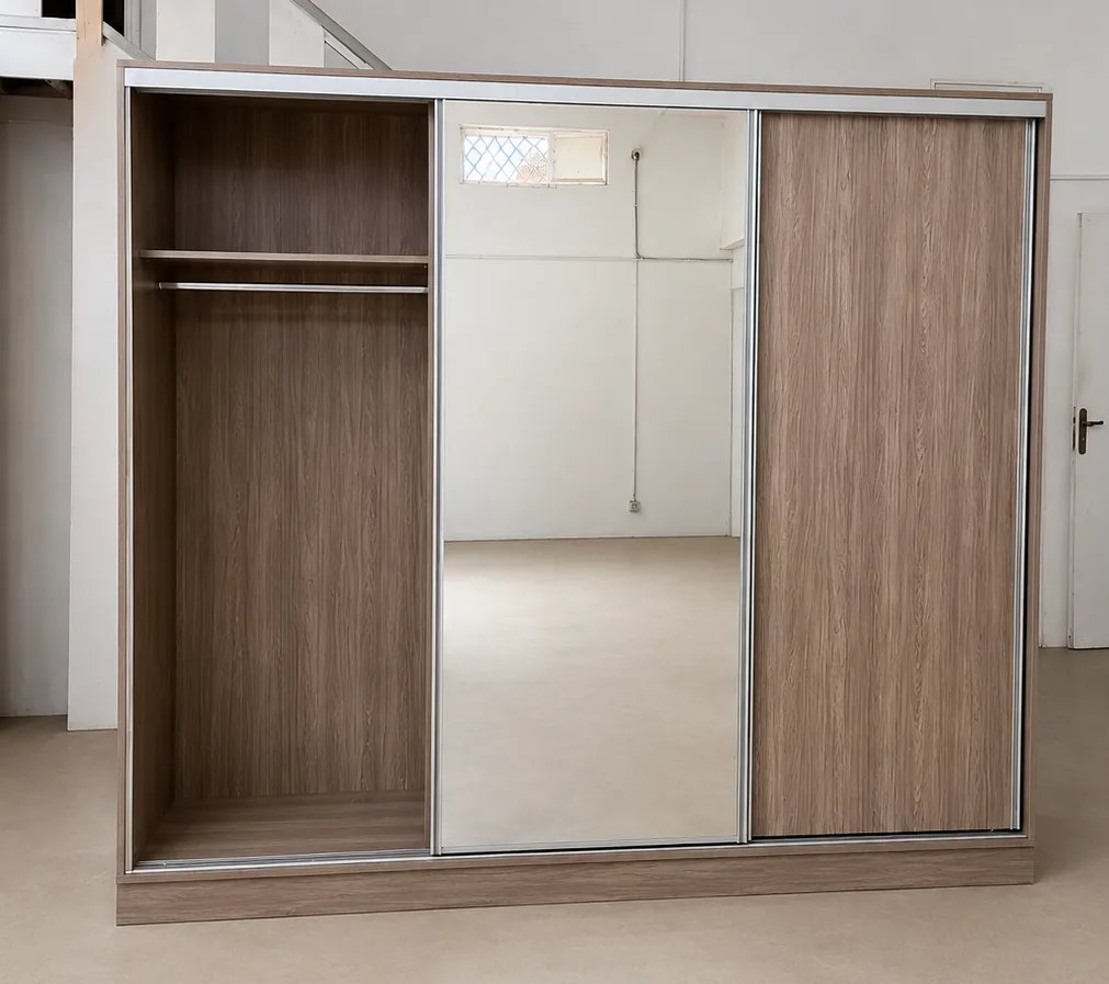 Dressing en bois avec portes coulissantes et rangement intérieur