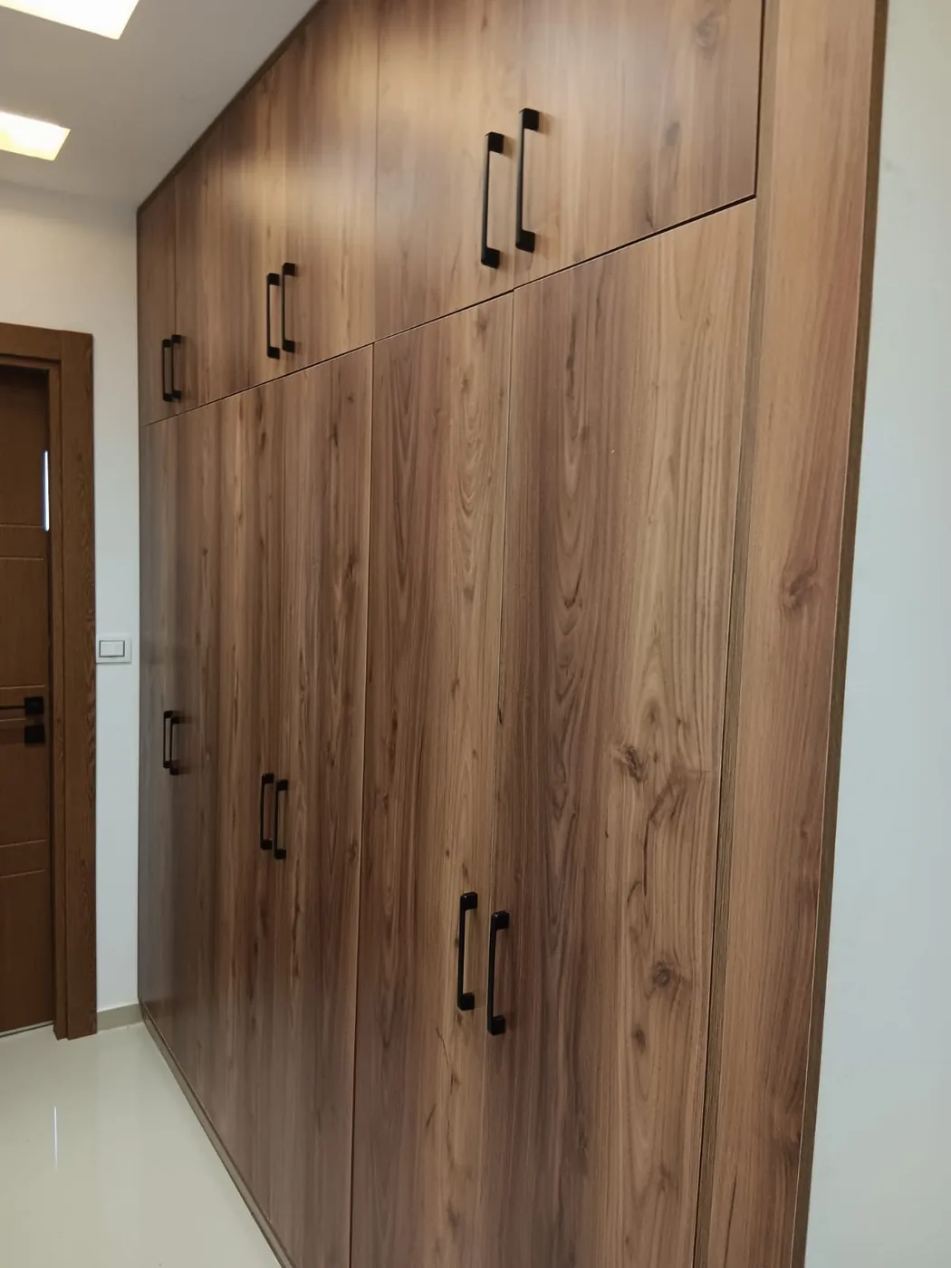 Placard en bois sur mesure avec rangements fermés